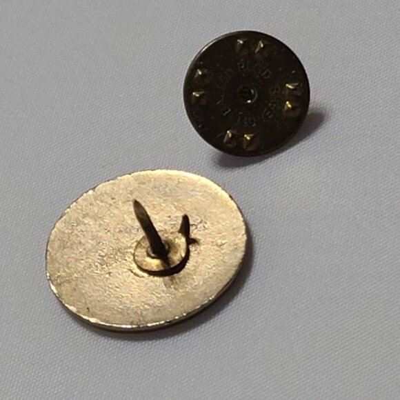 OM Odyssey Of the Mind Pin Round Profile Face Logo Red Background Brass Tone - Picture 4 of 5